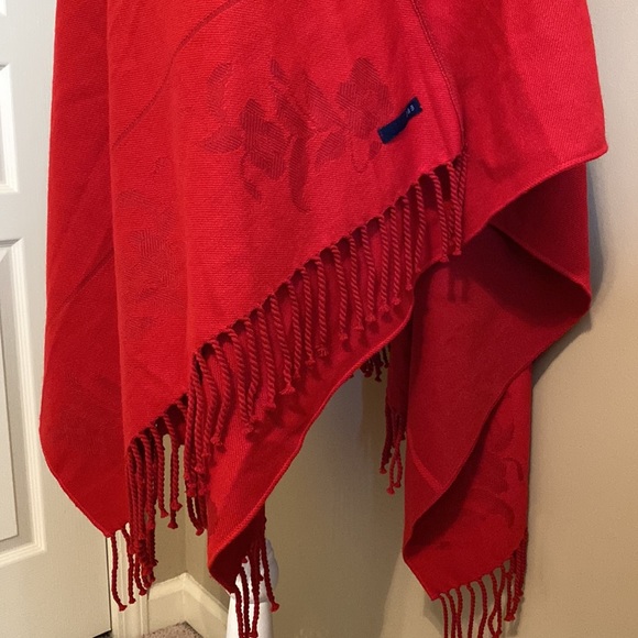 Red Rose Shawl - Picture 2 of 6